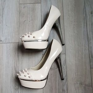 Nude pumps